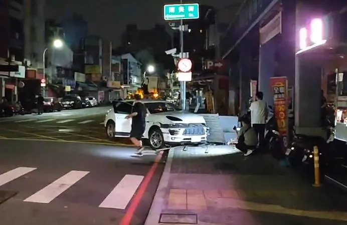 一輛白色保時捷轎車行經台中市南屯區黎明路一段突失控撞上路邊高壓變電箱。(圖/翻攝畫面)