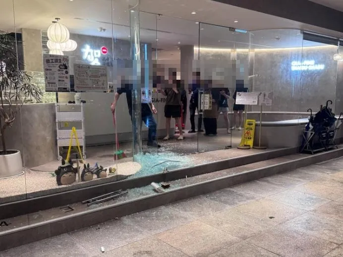 知名連鎖火鍋店「加分」的玻璃大門不敵瞬間強風，當場遭風壓硬生生吹爆碎裂，大量玻璃碎片四散噴飛。（圖／網友yolo._158授權提供）