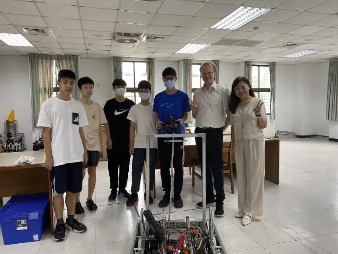 精通7國語言的盧森堡 Berna老師入班觀課中和高中FRC機器人社團活動。（圖／中和高中提供）