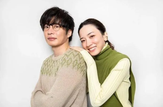 永野芽郁(右)與田中圭(左)日前遭爆料有不倫關係。(圖/X)
