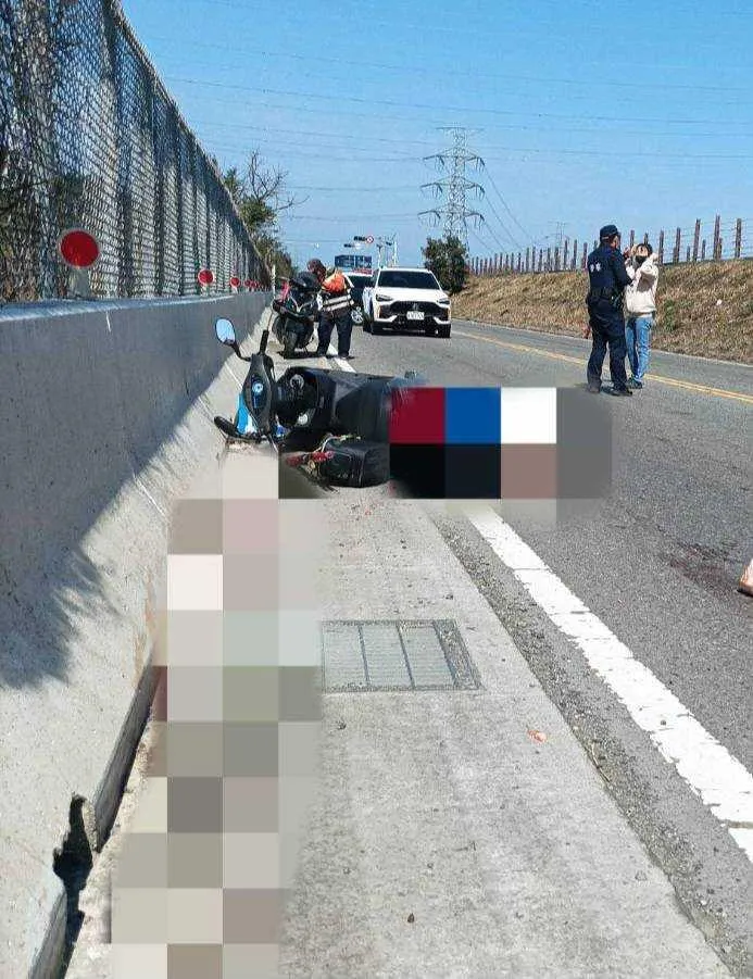彰化和美堤防路驚見機車騎士陳屍，警調監視器釐清死因。（圖／警方提供，下同）