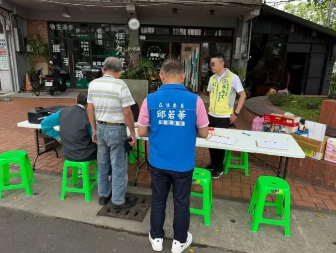 民進黨桃園市議員許家睿指控,藍委邱若華派助理在連署站紀錄誰來連署。(圖/翻攝自許家睿threads)
