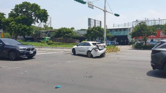 北投大度路今午發生一起連環車禍。（圖／翻攝畫面）