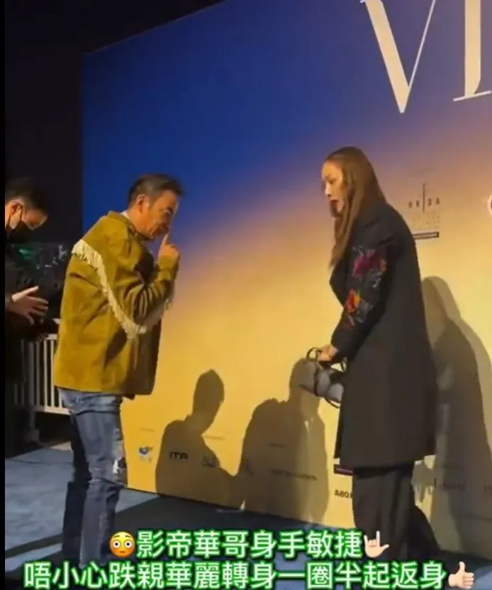 任達華跌倒後立即翻滾卸力，起身後比YA笑說「沒事」。（圖／翻攝自微博）