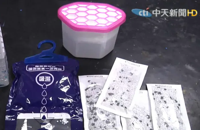 除濕盒使用後的廢液處理常讓不少民眾感到頭痛。（示意圖／中天新聞）
