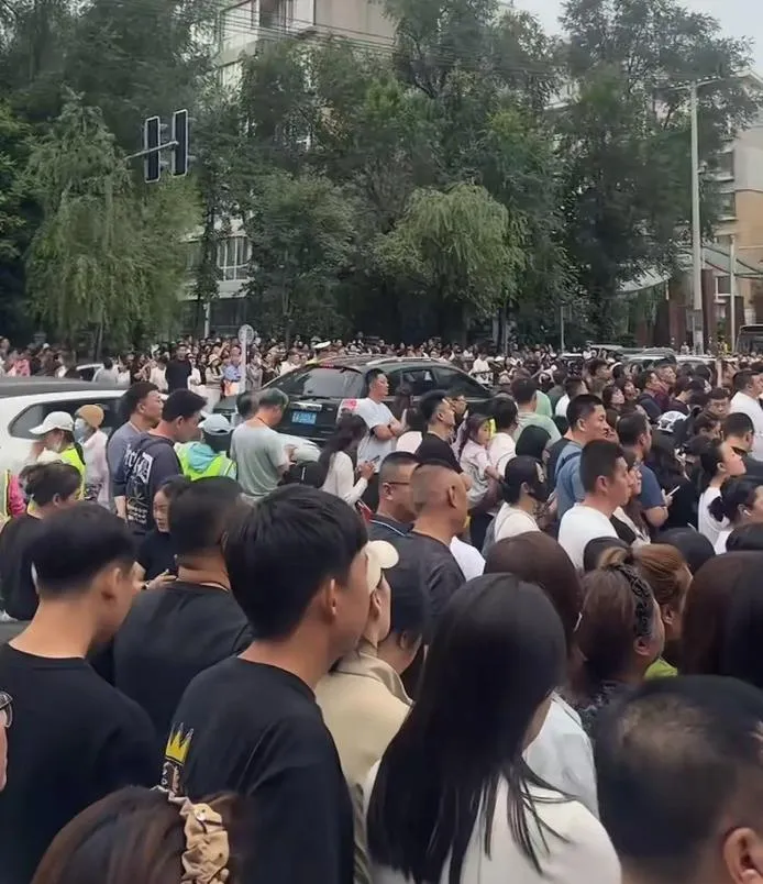 大陸出現一個年級近百班的超級中學，上下學校門口人滿為患。（圖／翻攝自九派新聞）