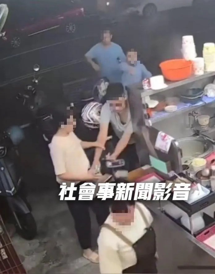 最後還出手搗亂，把桌上雜物通通掃到地上。（圖／社會事新聞影音）