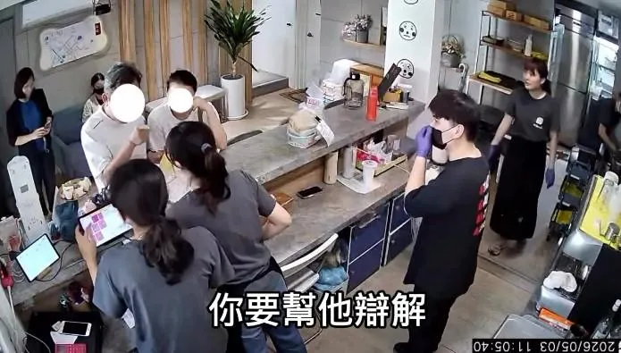 男子在櫃檯對女店員大聲咆哮。(圖/@hida_0422提供)