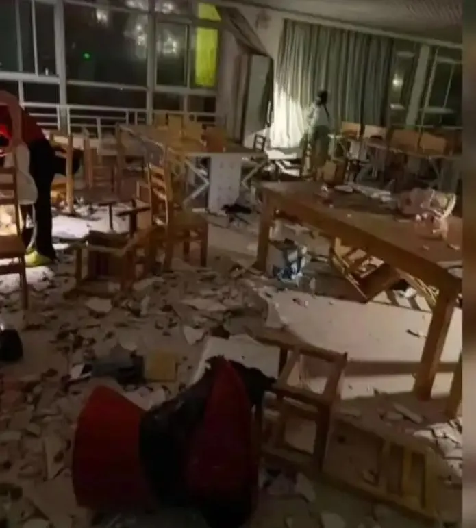 教室遭強風肆虐一片狼藉。(圖/翻攝微博)