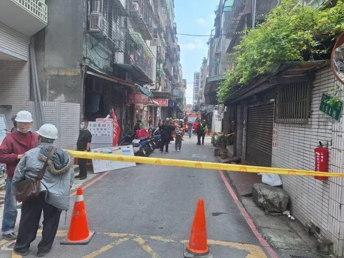 新北市三重區六張街一處建案工地疑因開挖地基後,造成隔壁緊鄰的3樓公寓傾斜龜裂。(圖/翻攝畫面)