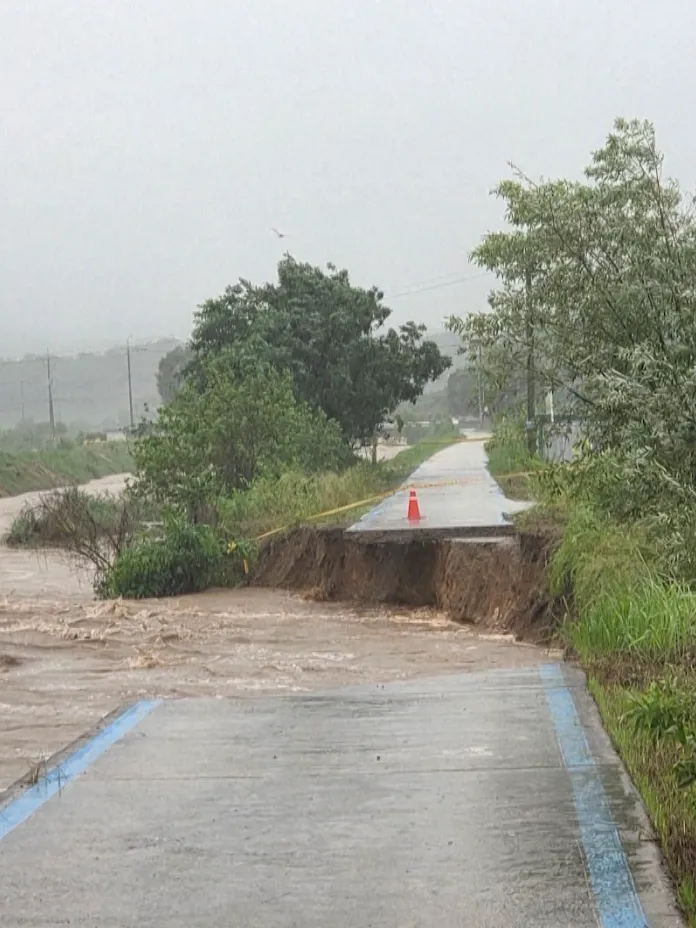 忠清北道槐山郡發生路堤塌陷。（圖／路透社）