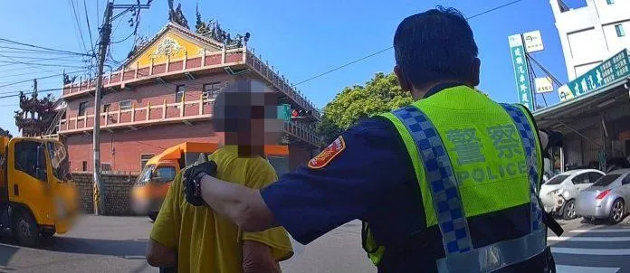 73歲老翁身上僅剩下10元銅板，警方將老翁帶回派出所休息。（圖／台中市政府警察局提供）