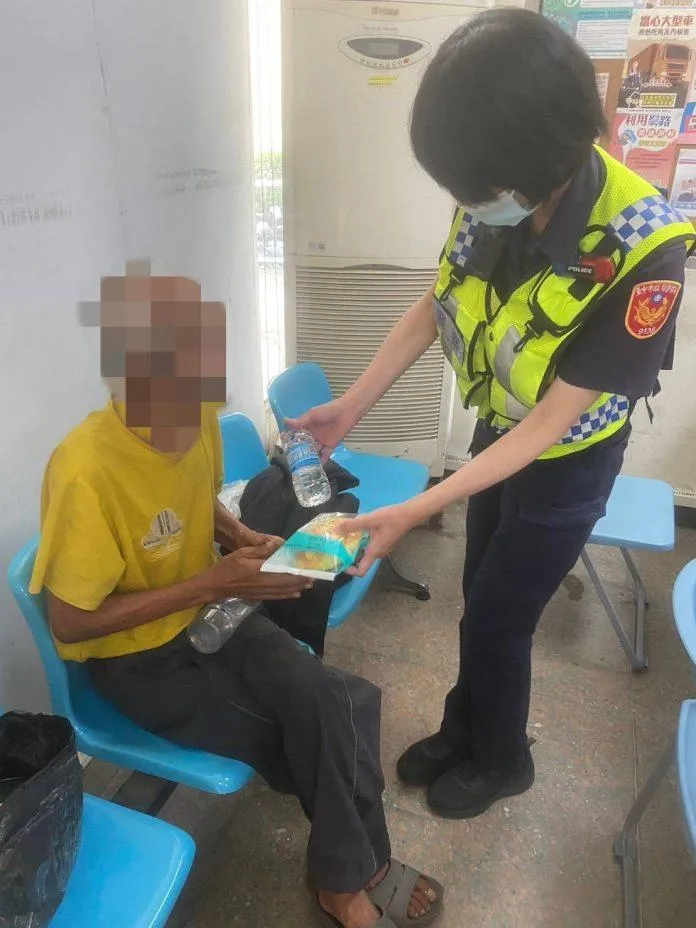 警方購買麵包給老翁充飢。（圖／台中市政府警察局提供）