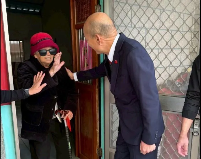 立法院長韓國瑜在農曆年節前訪視弱勢族群並贈送年菜。(翻攝自韓國瑜臉書)