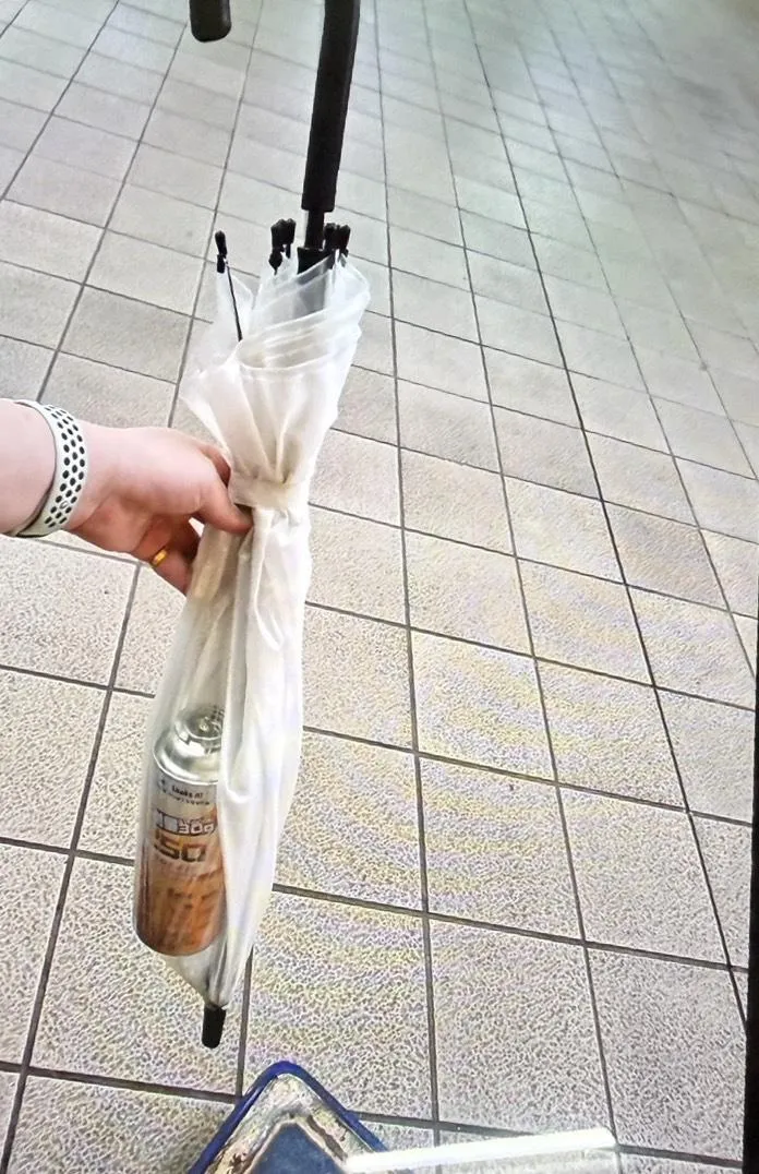 雨傘內夾有一罐卡式瓦斯罐空瓶。（圖／翻攝畫面）