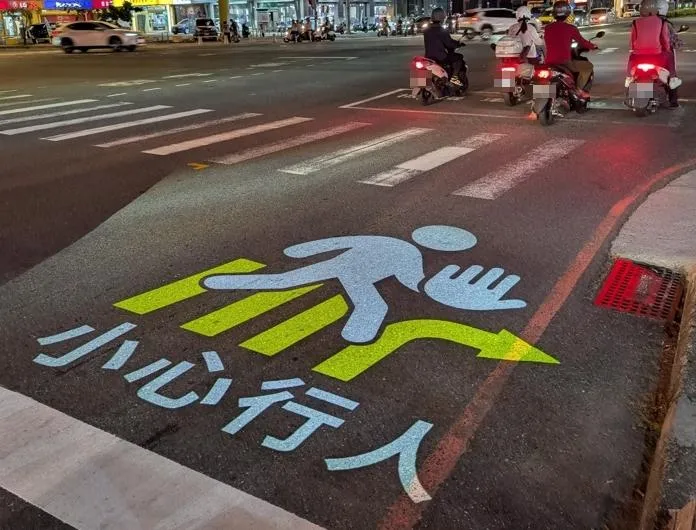 投影警示系統可提醒準備右轉車輛注意前方路口正有行人穿越，讓駕駛能更直觀地察覺潛在路況，減少視覺死角造成的碰撞。（圖／台南市交通局提供）