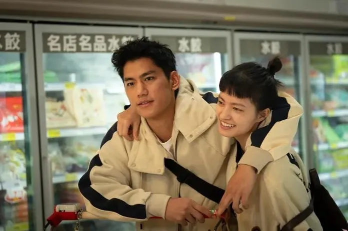 朱軒洋(左)在劇中飾演「年輕版」張孝全。(圖/Netflix 提供)