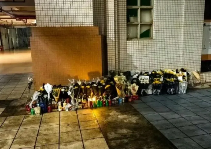 事發地點擺滿悼念鮮花。（圖／翻攝新浪微博）
