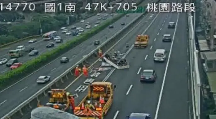 白色小貨車四輪朝天。（圖／翻攝自高速公路資訊網）