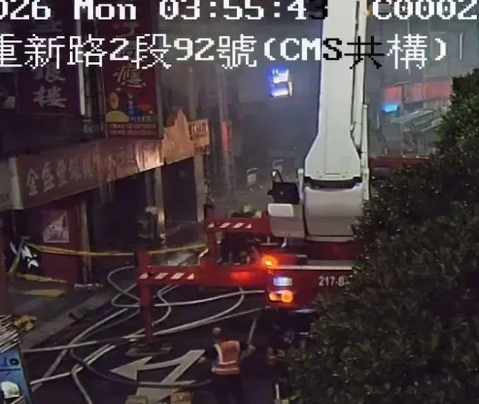 燒肉店現場在20日深夜11點左右又復燃,警消處理一段已將近凌晨4點。(圖/翻攝畫面)