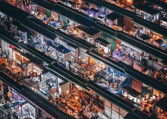 高雄瑞豐夜市近期出現大片空攤並掛出招租布條，冷清景象引發網友熱議。（圖／翻攝自臉書瑞豐夜市官網）