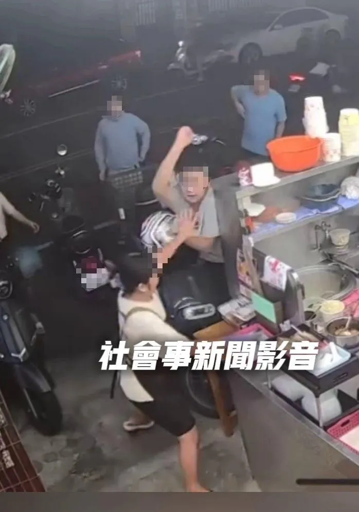 狂男三度出拳痛毆女店員。（圖／社會事新聞影音）