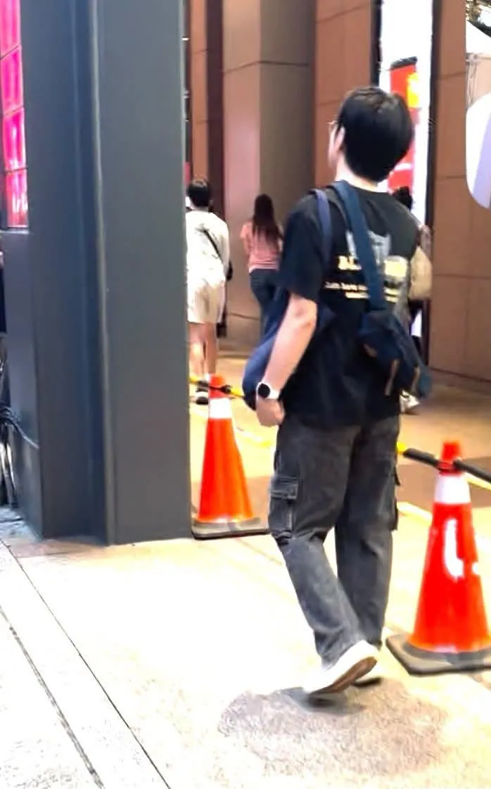 律師李怡貞發文指出昨(11)日在台北新光三越A11帶女兒逛街時遭男子跟蹤。(圖/翻攝自女人大律師李怡貞 臉書)