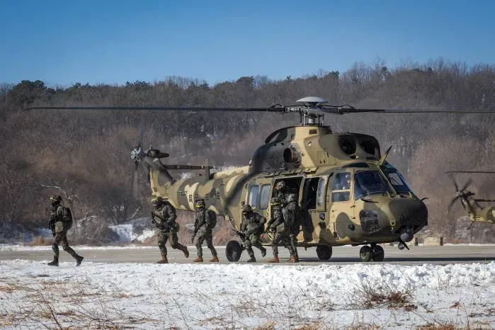 南韓一架KUH-1「完美雄鷹」（Surion）軍用直升機17日遭無人機撞上。（資料照／翻攝自南韓國防部）