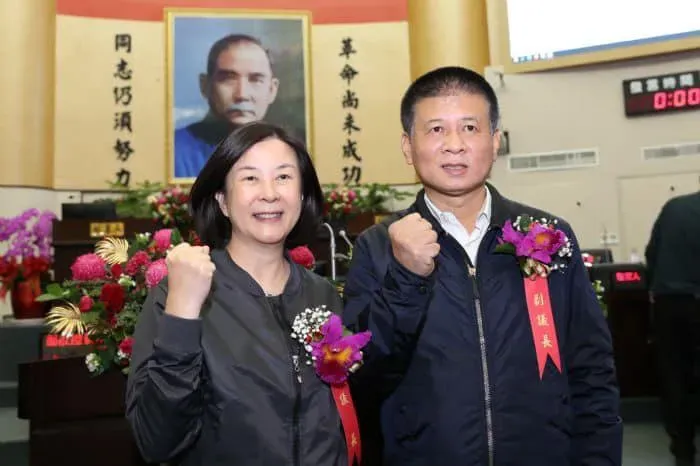 台南議長邱莉莉(左)和副議長林志展(右)。(圖取自邱莉莉臉書)