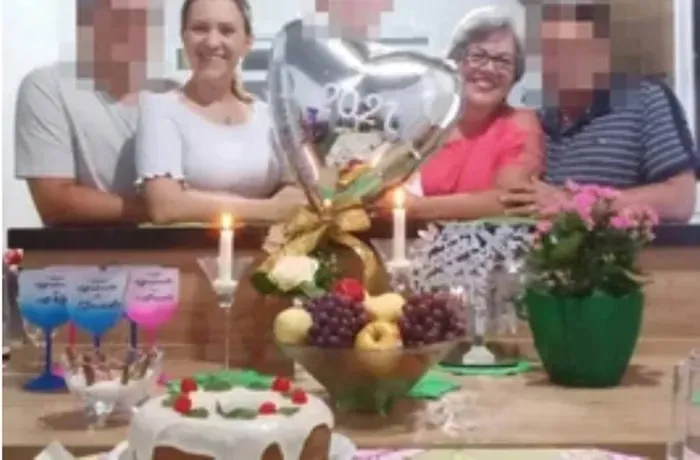 巴西毒蛋糕下毒者黛絲（左2）與婆家開心合照曝光。（圖／翻攝自X）