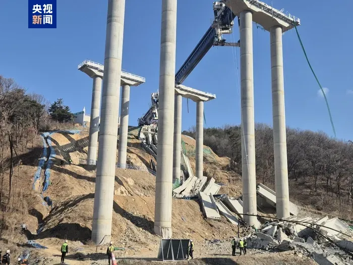 南韓「首爾世宗高速公路」忠清南道一處工地坍塌。（圖／翻攝央視）