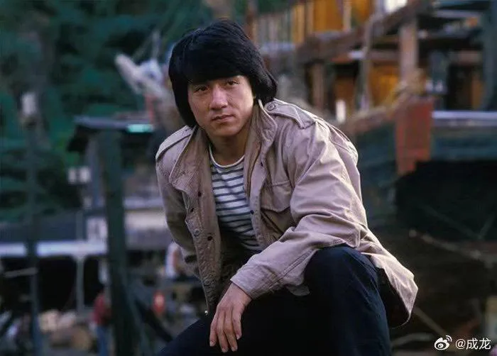 武打巨星成龍早年因粉絲的瘋狂行為深受困擾。（圖／翻攝自成龍微博）