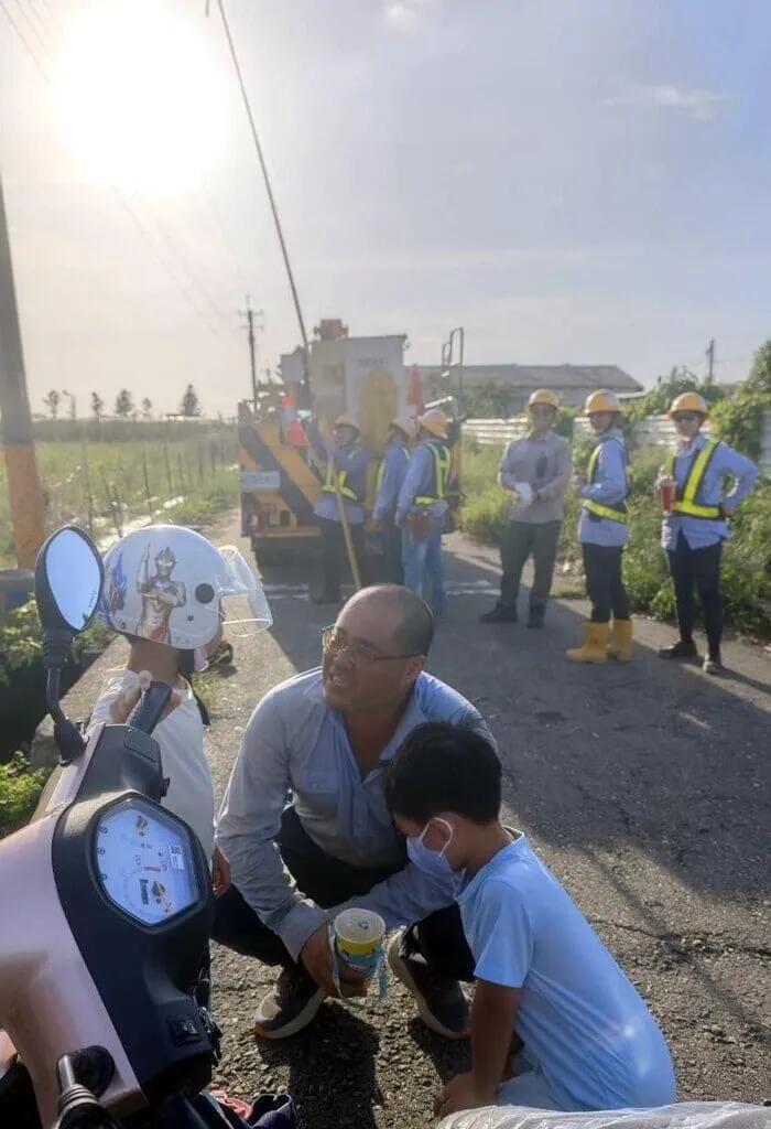 小孩過於思念父親，13日由媽媽陪同至六腳鄉探班，父子短暫互動，讓郭枝茂卸下疲憊，露出笑容。（圖／台電嘉義區處提供，下同）