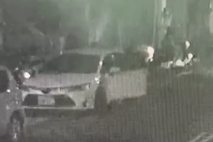 籃男駕駛白色轎車加速逃逸，但警方開槍射其輪胎，籃男只能棄車步行離開。（圖／翻攝畫面）