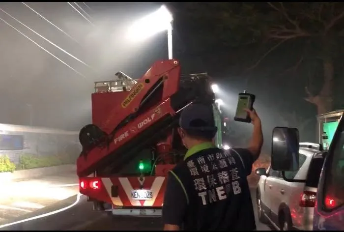 台南市安定區1間廢水處理工廠14日發生火災,北風將煙霧吹向南高屏一帶,影響空氣品質。(圖/翻攝自Facebook@臺南市政府環境保護局)