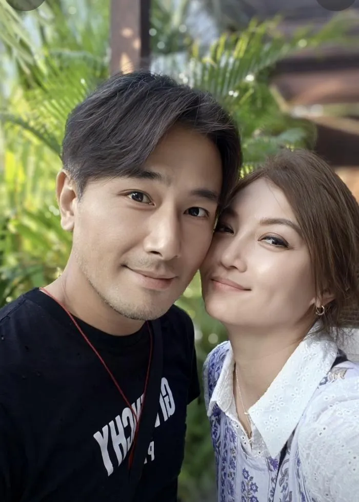 傅子純愛妻曬出兩人出國甜蜜合照。（圖／翻攝傅子純老婆 FB）