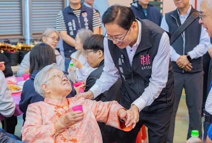 桃園市長張善政宣布，桃園市敬老卡明（116）年開始擴大使用。（圖／桃園市政府提供）
