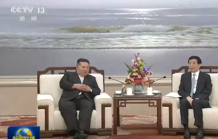 金正恩與中共中央政治局常委、全國政協主席王滬寧舉行會面。(圖/翻攝央視新聞)