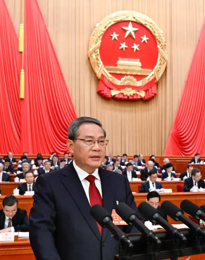 李強在全國人大會議進行政府工作報告時,提出要綜合整治內捲式競爭。(圖/新華社)