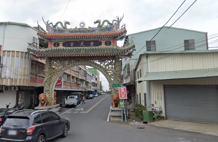 受天宮第二停車場的石雕牌樓預計19日開始動工拆除。(圖/翻攝自Google Maps)