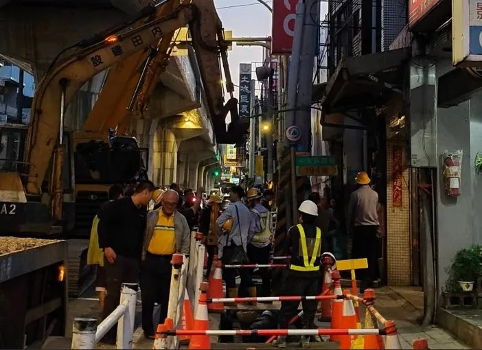 台電公司於14日下午緊急實施停電作業，影響新北市土城區124戶用電。事發原因為當地人行道工程施工不慎，導致電力設施受損，迫使台電採取安全措施。（圖／翻攝畫面）