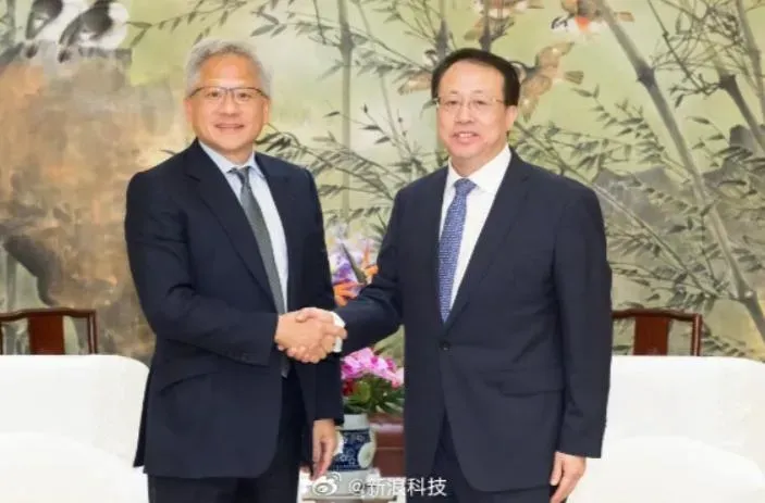 黃仁勳（左）赴上海會見上海市長龔正（右）。（圖/翻攝新浪微博）