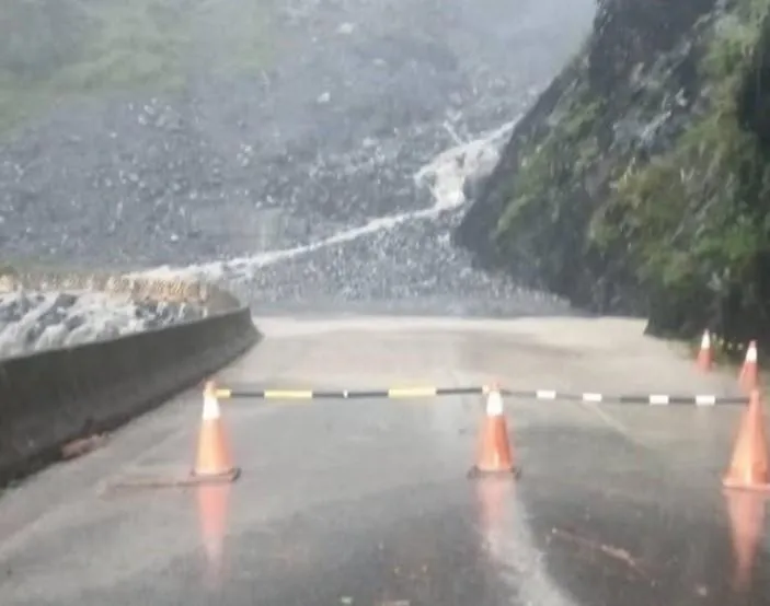 高雄市桃源區台20線臨105便道30K+300(檜谷路段)道路受阻無法通行。（圖／甲仙工務段提供）