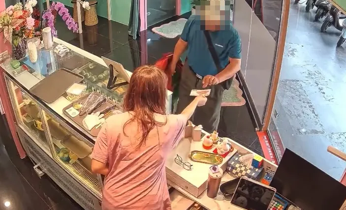 店家最後給了阿伯100元。（圖／店家提供）