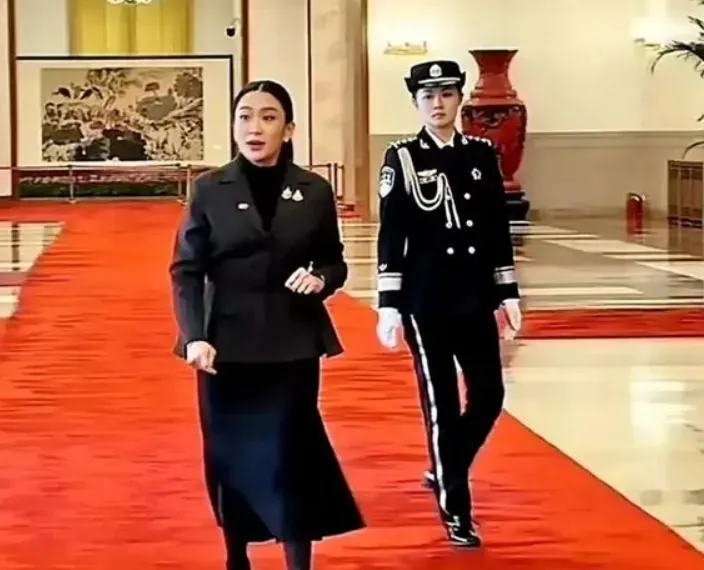 嚴月霞（右）貼身保護泰國女總理（左）。（圖/翻攝《網易》）