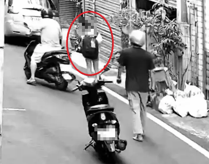 徐童(紅框處)向經過的50歲林姓男鐵工求救,邱男(右1)準備偷襲。(圖/翻攝畫面)