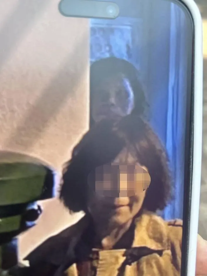 照片上多出一個「不明人頭」。（圖／恆春城隍廟）