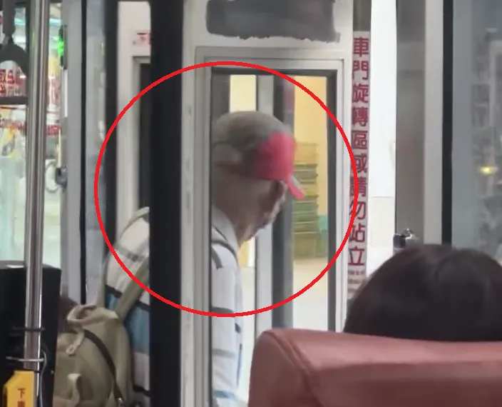 經車上乘客大聲提醒，公車駕駛才「放人」，事後老翁僅自行離開。（圖／Threads@carrot_.611授權提供）