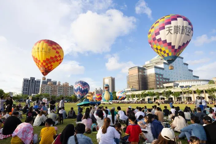 「2026台南熱氣球派對」提供熱氣球繫留體驗，並規劃豐富的市集與表演活動。（圖／台南市政府）