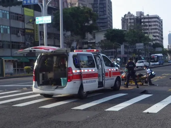 高雄男疑似路口闖紅燈遭汽車撞飛,送醫搶救不治。(圖/翻攝畫面)